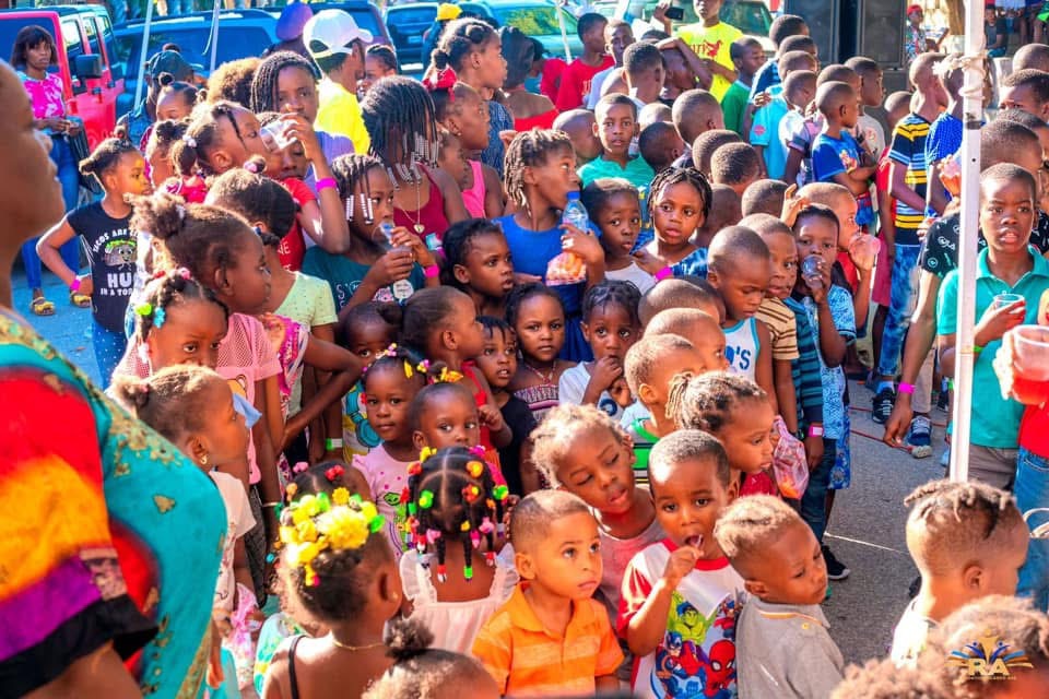 A large group of children gathered at a Fondasyon Ricardo Ade community event