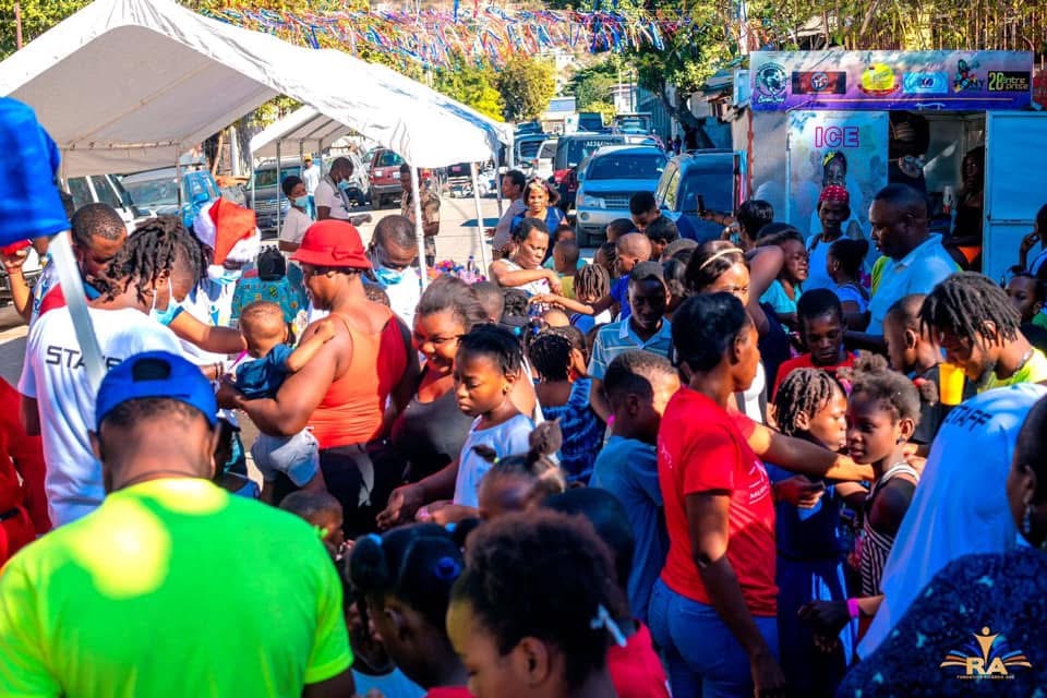 Children and families gathered at a Fondasyon Ricardo Ade community outreach event in Haiti