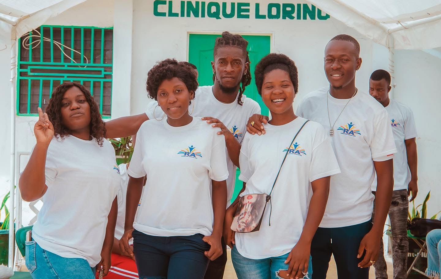 Fondasyon Ricardo Ade team members standing in front of Clinique Lorinc